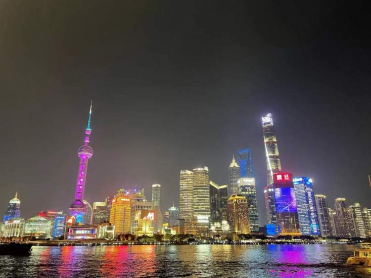 涌入上海的韩国年轻人：逛街打卡拍照 为吃羊肉串等到凌晨