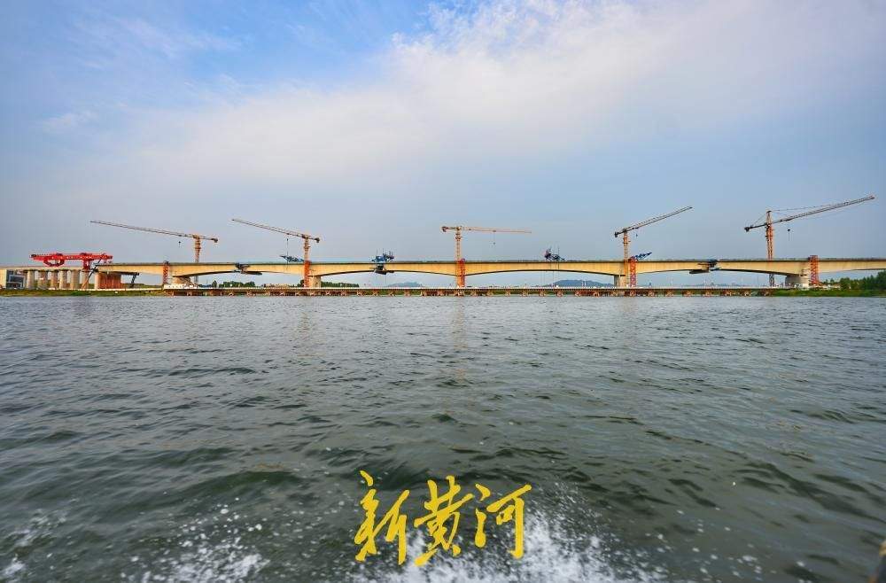 潍宿高铁至青岛连接线跨墙夼水库十万吨级特大桥成功合龙