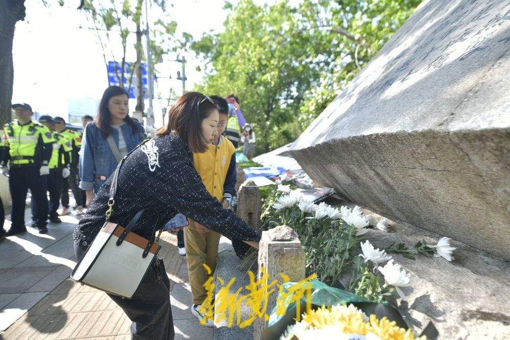铭记历史！“五三惨案”96周年，济南市民敬献鲜花祭奠英烈