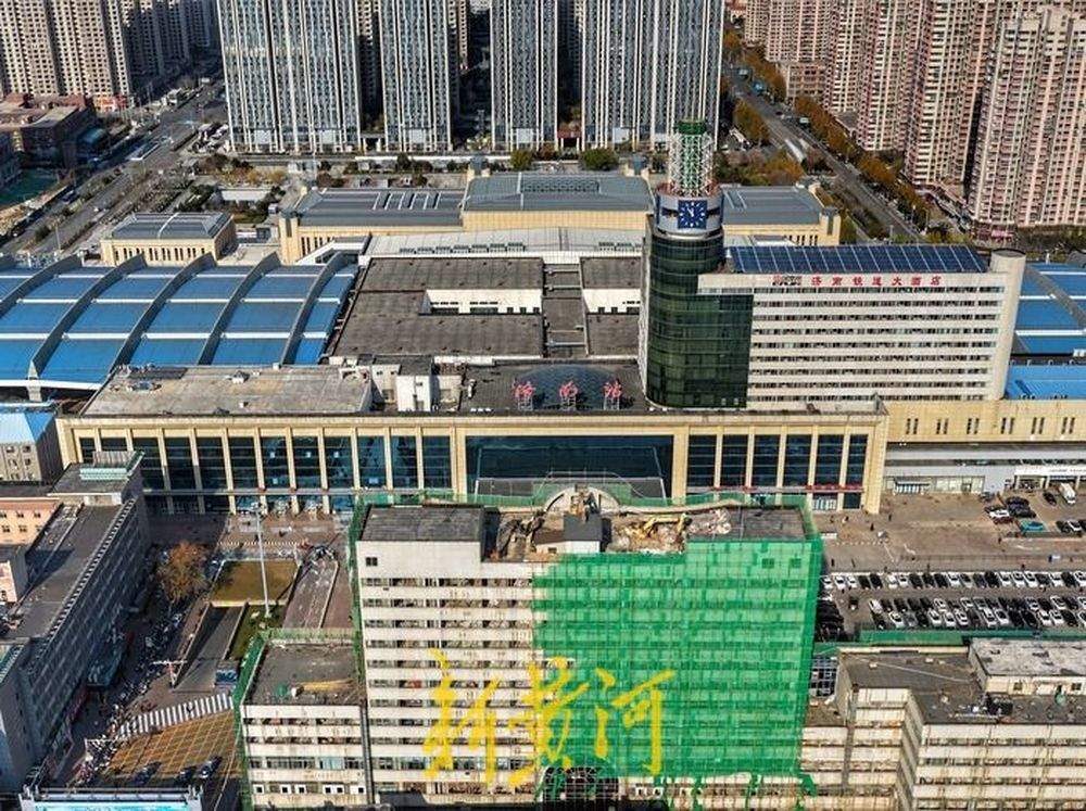 济南火车站南广场天龙大厦自上而下逐层拆除，预计明年2月底完工
