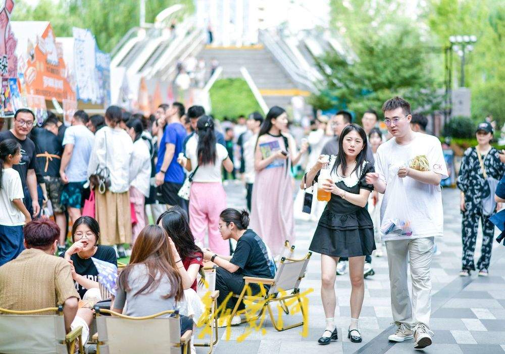商场里的露天市集 “饮”燃夏日消费新热点