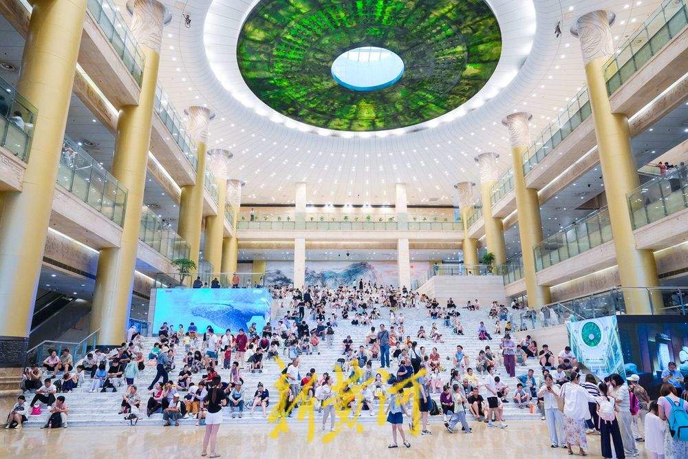 博物馆避暑火了，市民游客在台阶席地而坐纳凉