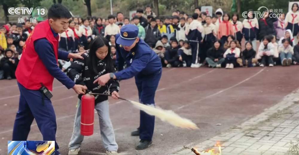 校车、“陪读公寓”“陪读车间”破解乡村教育难题 温暖“求学路”