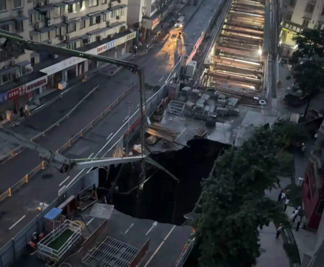 成都地铁13号线一在建站点坍塌最新通报