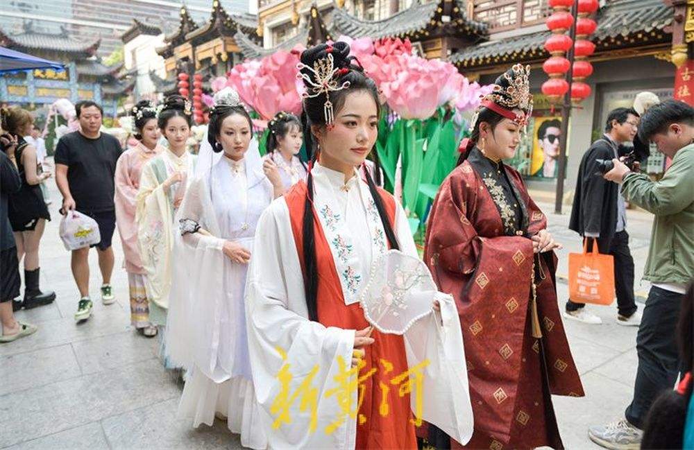 《红楼梦》十二钗游大观园 展示汉服文化魅力