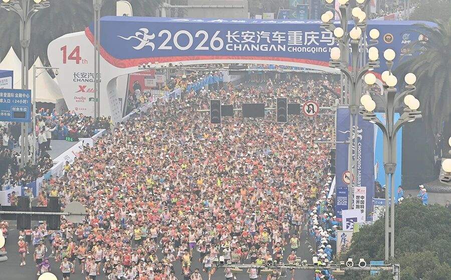 官方证实重庆马拉松一名选手突发疾病去世，离终点不到200米处倒地；他在圈内被称为大神，一周前刚在厦门“破三”