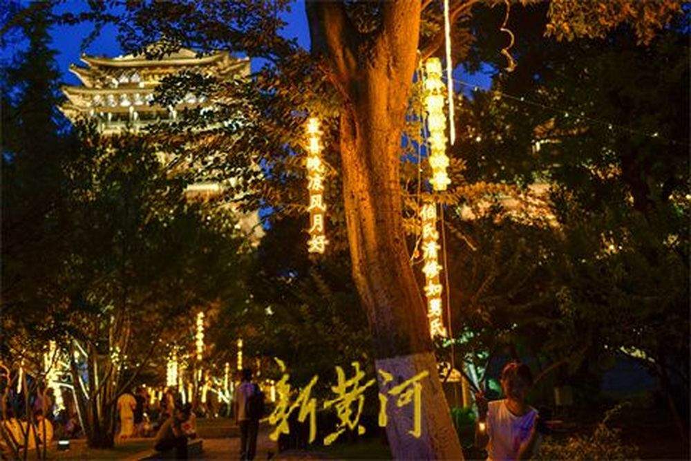 把“二安”诗韵挂上枝头，诗词彩灯点亮大明湖畔