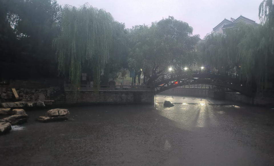 济南大雨倾盆护城河水量激增，护城河提前放空从容应对