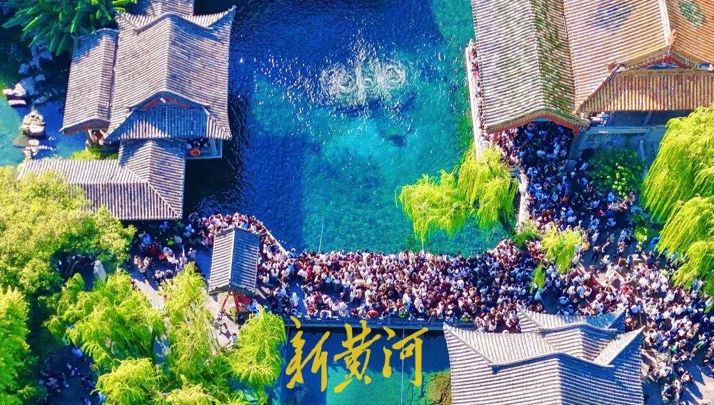 泉城晴好秋意暖，“趵突腾空”引客来