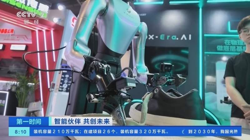 “意念取物”走进现实！体验戴上脑电帽指挥机械臂抓水杯