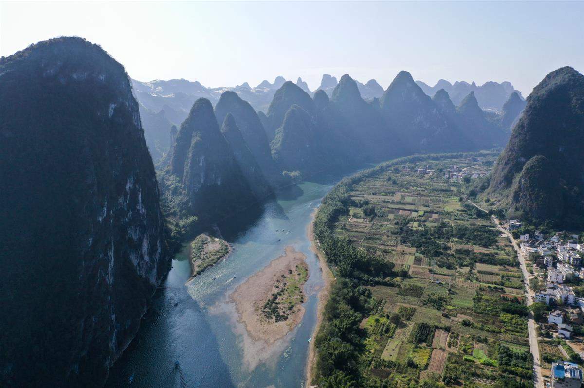 游客在桂林阳朔打车被村民拦住，无奈给钱才脱身？警方：已责令退款并批评教育