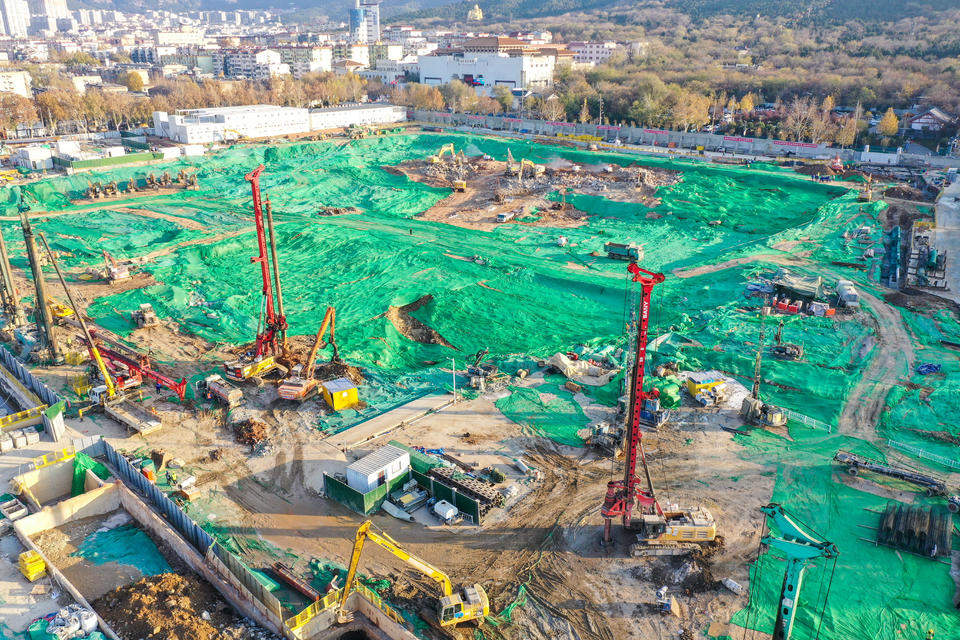 十几台大型机械在忙碌，千佛山北广场紧锣密鼓施工中