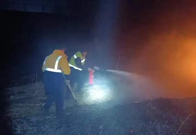 烧荒引起火灾逼停列车，行拘！