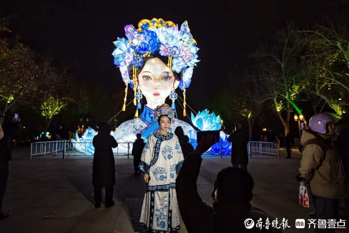 大明湖畔的“夏雨荷”亮起来了