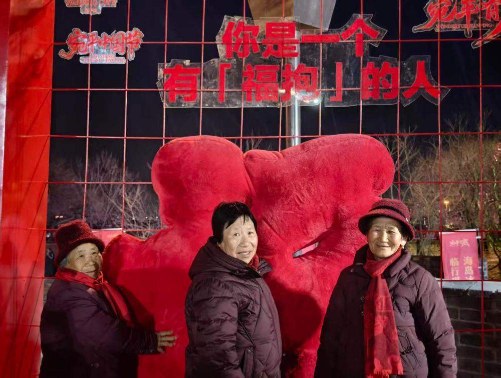 临沂小伙一家受邀夜游宛平城：母亲满足的笑容比任何光影都要亮