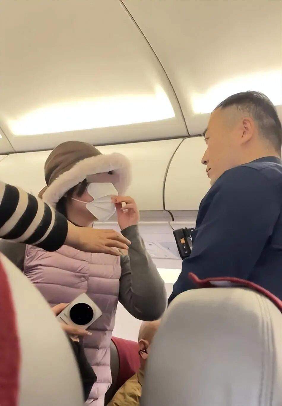 女子机舱内大喊“你抓我啊”，致飞机延误1个多小时，涉事者被警察带走