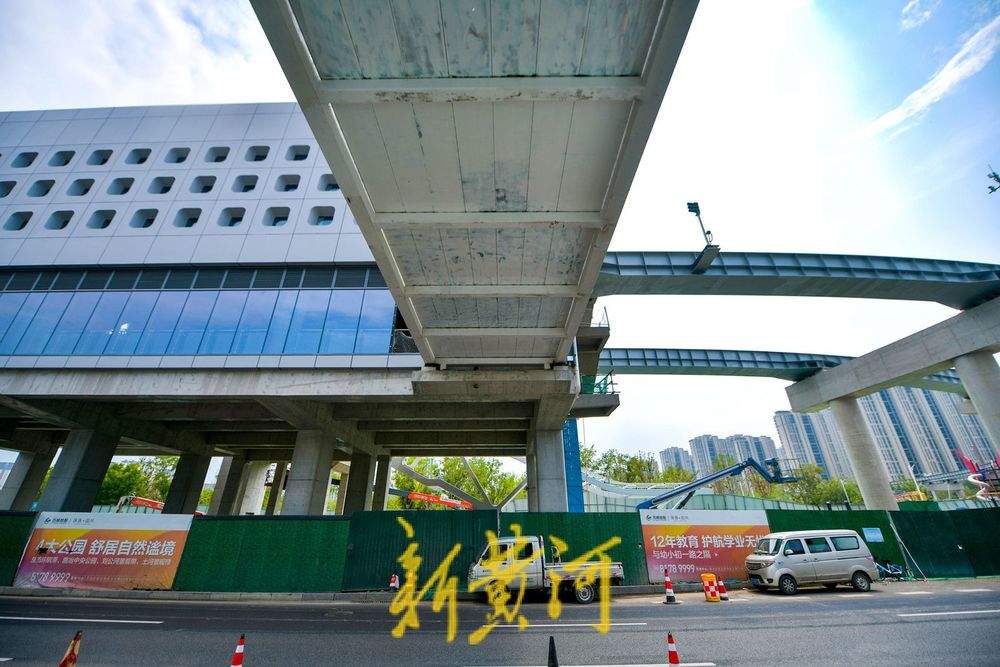 项目强省会｜人行天桥横跨济南飞跃大道 连接轨道交通两座高架车站