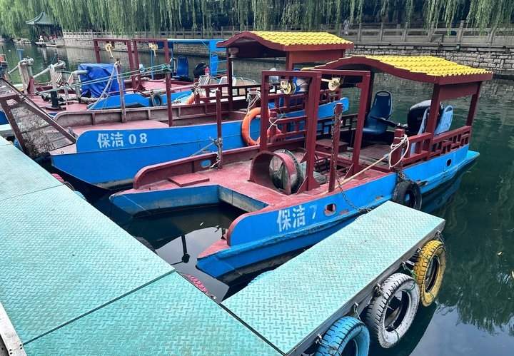 济南护城河“美容师”：一船一杆守护“一池清水”