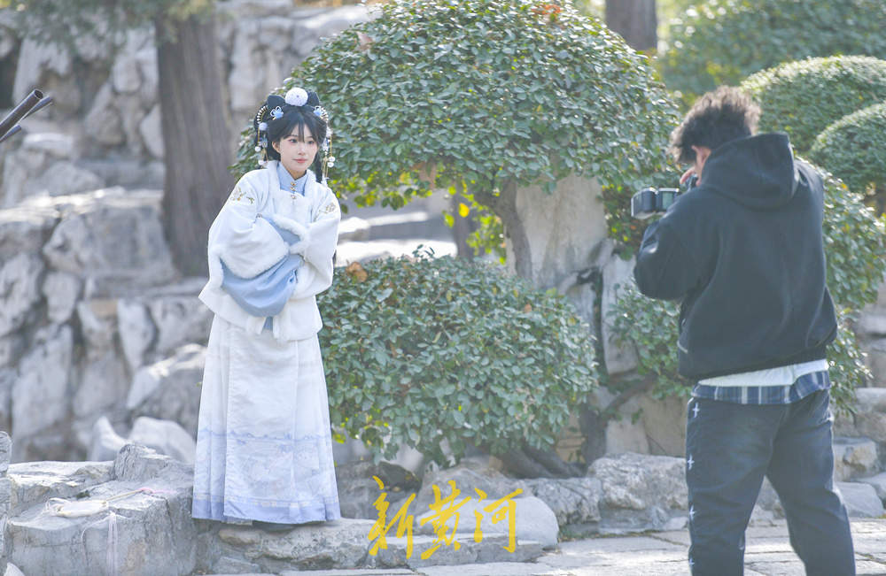 济南大明湖南岸遐园冬日迎汉服热 古风园林成打卡胜地