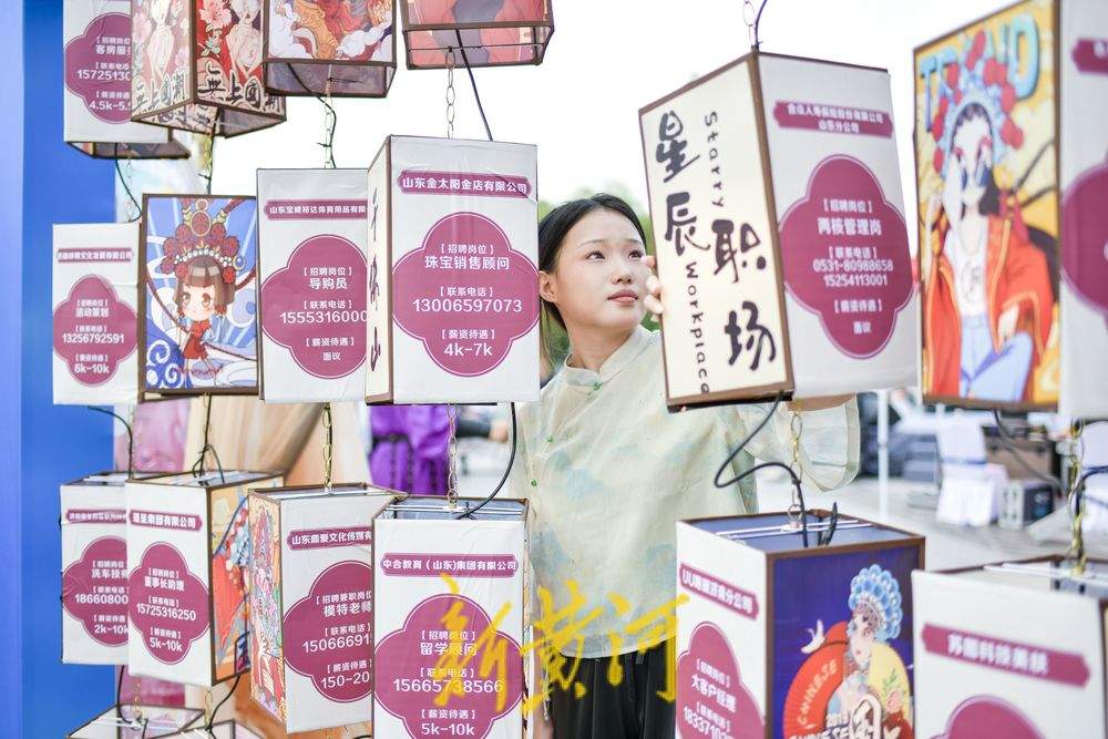 人才夜市企业摆摊引贤 市民逛街寻岗