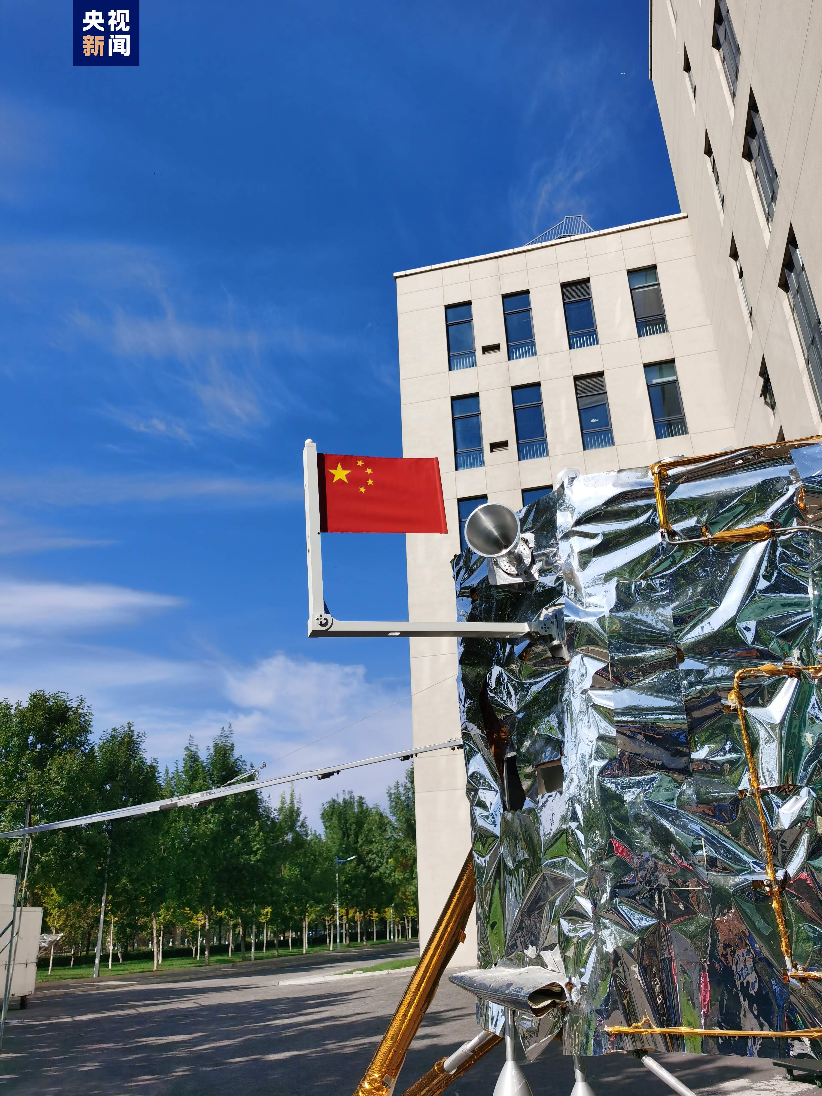 首次在月背展开的五星红旗,竟然是用“石头”织的,重量只有11.3克