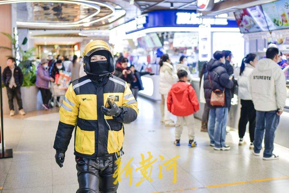 春节“不打烊” 外卖小哥坚守在送单路上