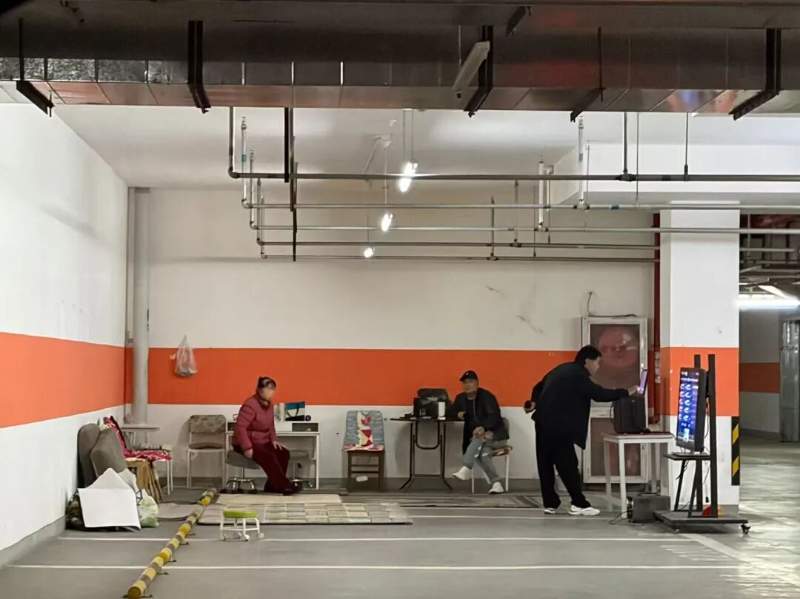 天气转冷 大爷大妈“转战”小区地下车库