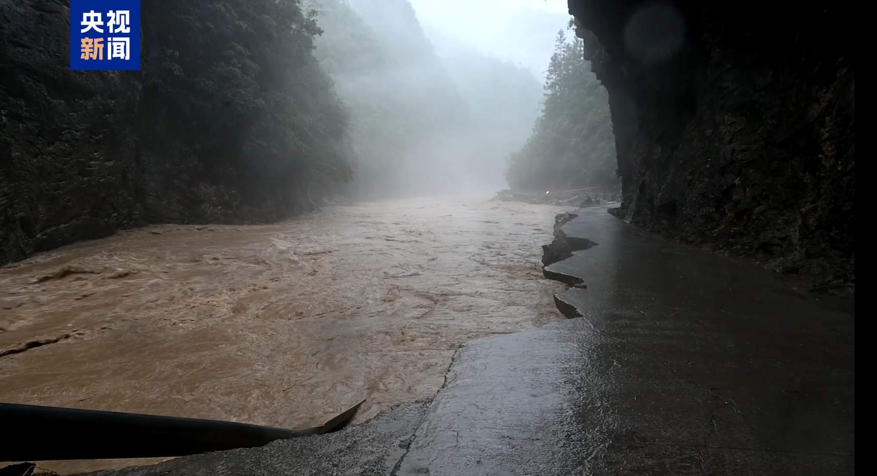 湖北宣恩突降暴雨致多处房屋被淹 当地深夜转移数百群众
