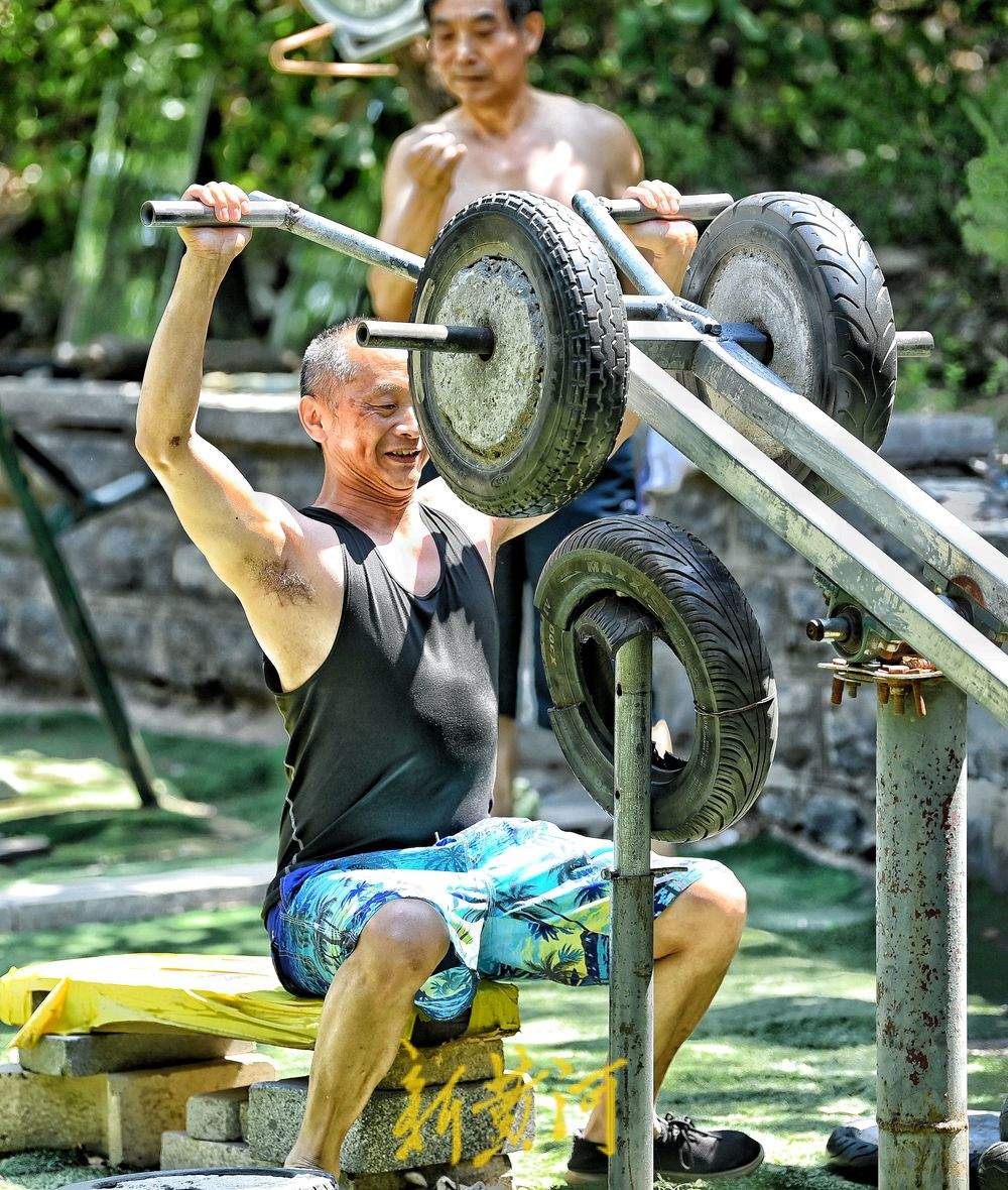济南英雄山“露天健身馆”热闹非凡