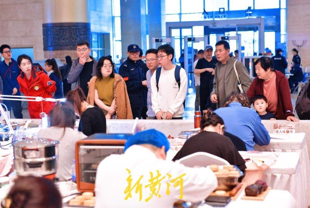 大厅里赛非遗 围观中见传承