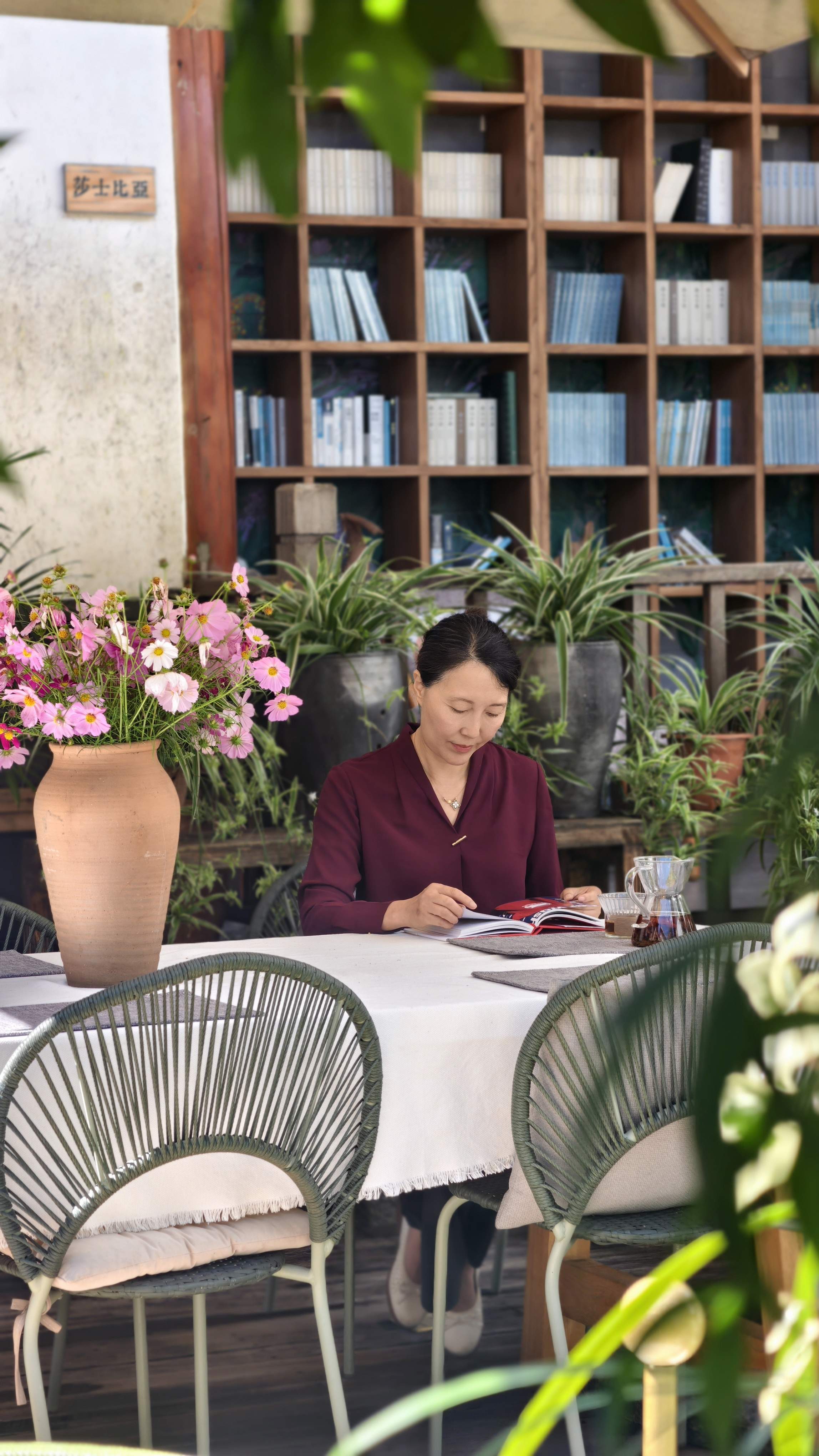 远赴2000多公里，这对夫妻带了座“图书馆”去大理