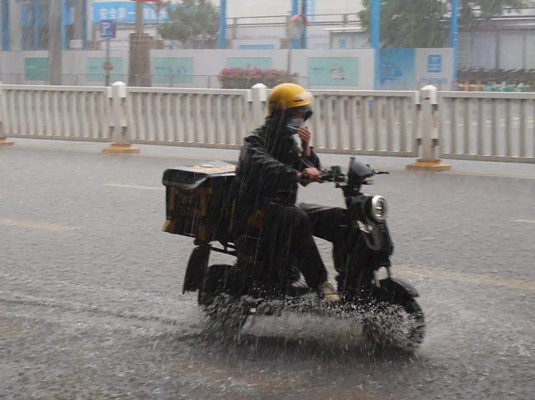 青岛一外卖小哥月入1万5！睁眼就开始跑，一天干13个小时