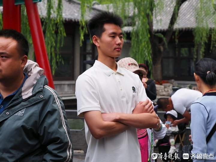 济南气温骤降，街头“冷暖”交织