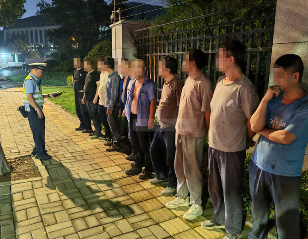 9座车竟拉了12人！济南一驾驶员被罚