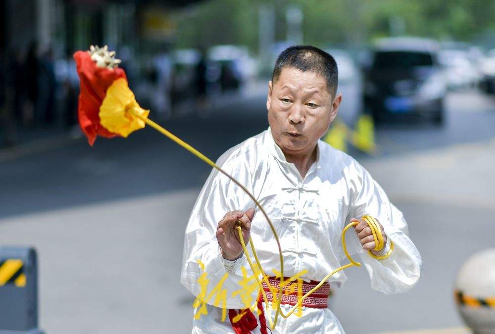 济南市第六届武林大会在弘阳广场举行，12项非遗体育同台显身手