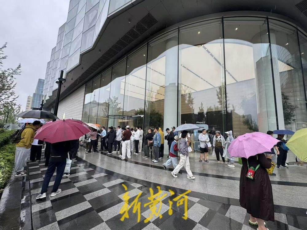 记者实探iPhone新机首销:Pro版一机难求,济南苹果店外黄牛加价600元