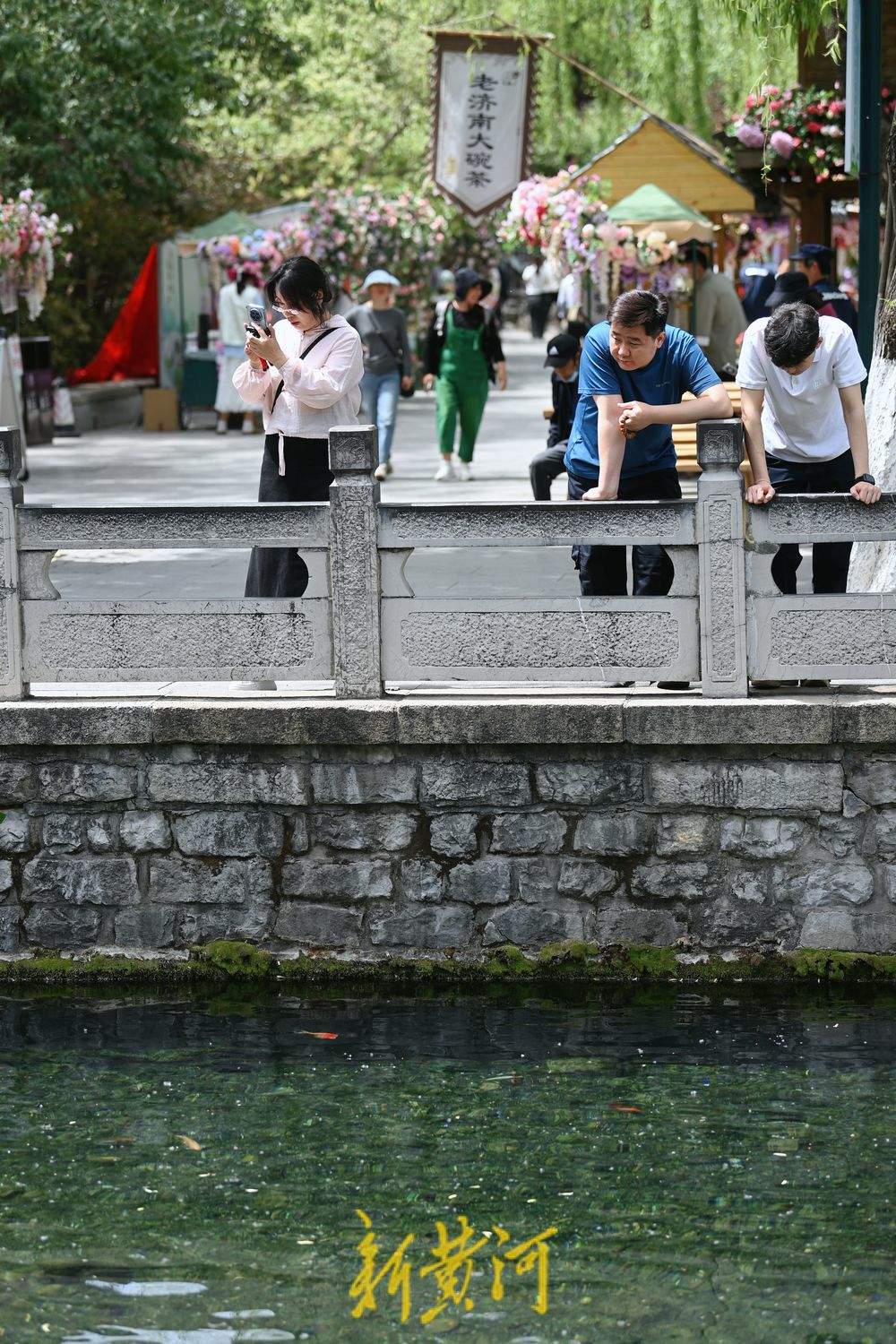 “初夏感”满满，市民护城河畔漫步享清凉