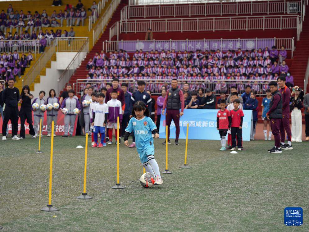 足球——中国U23男足进校园