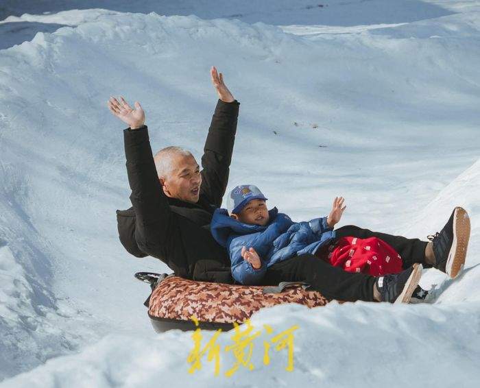 “泉”在济南过大年｜体验冰雪何需“尔滨” 泉城雪圈滑道忙坏孩子们