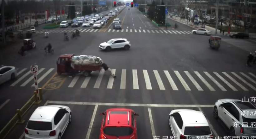 山东聊城“推车姐”，火了！央媒、网友纷纷点赞，当事人回应