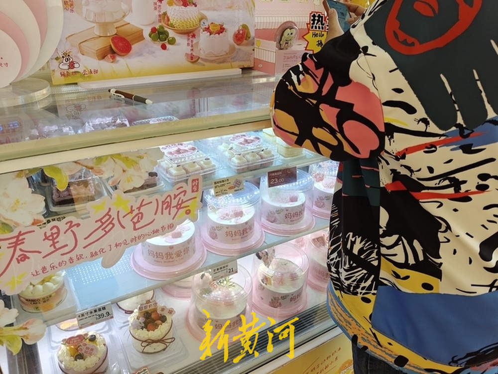 母亲节当天，济南鲜花、蛋糕、首饰等店铺迎“爆单”