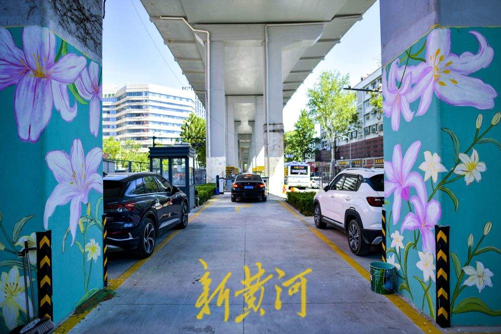 济南顺河高架“花”妆初成！26根墩柱彩绘演绎十二个月特色花卉