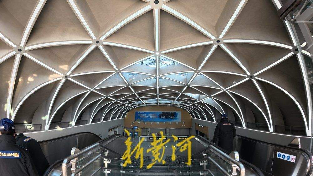 济南地铁4号线泉城公园站亮相，出入口可俯瞰站内布局