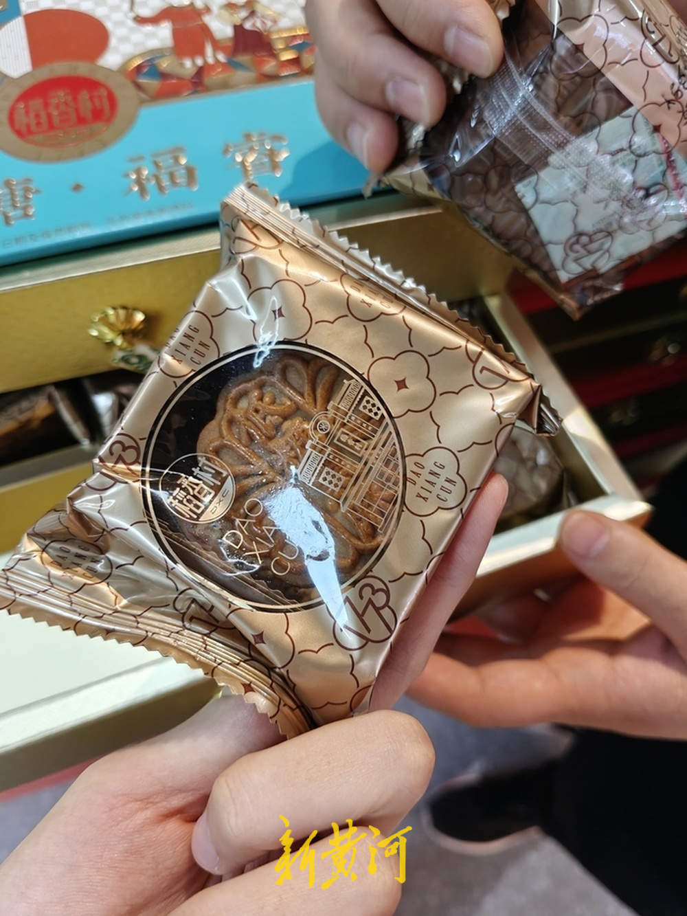 市民反映月饼礼盒内小包装未印生产日期，厂家称以礼盒为最小销售单元，符合国家相关法律规定