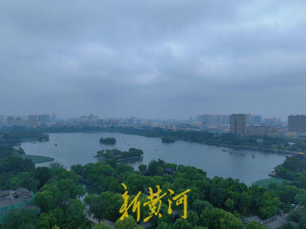 雾中大明湖 水汽氤氲恰似“烟雨江南”