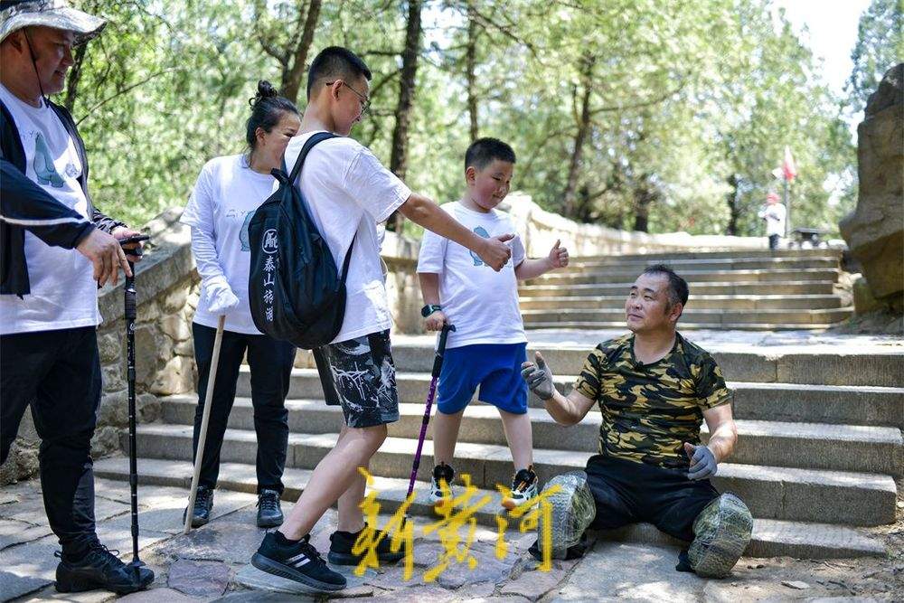 “无腿行者”高温下攀登泰山，他用双膝丈量生命高度