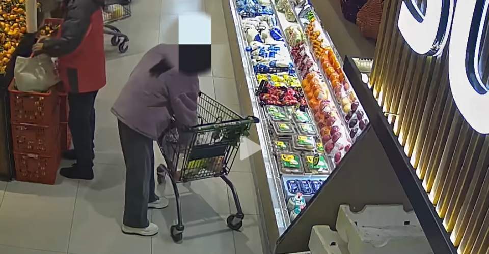 女子频繁在超市盗窃车厘子 身份曝光居然是法务