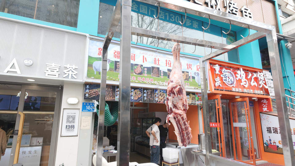 新疆烧烤在“串都”掀起开店潮，有的店两天烤了40只羊