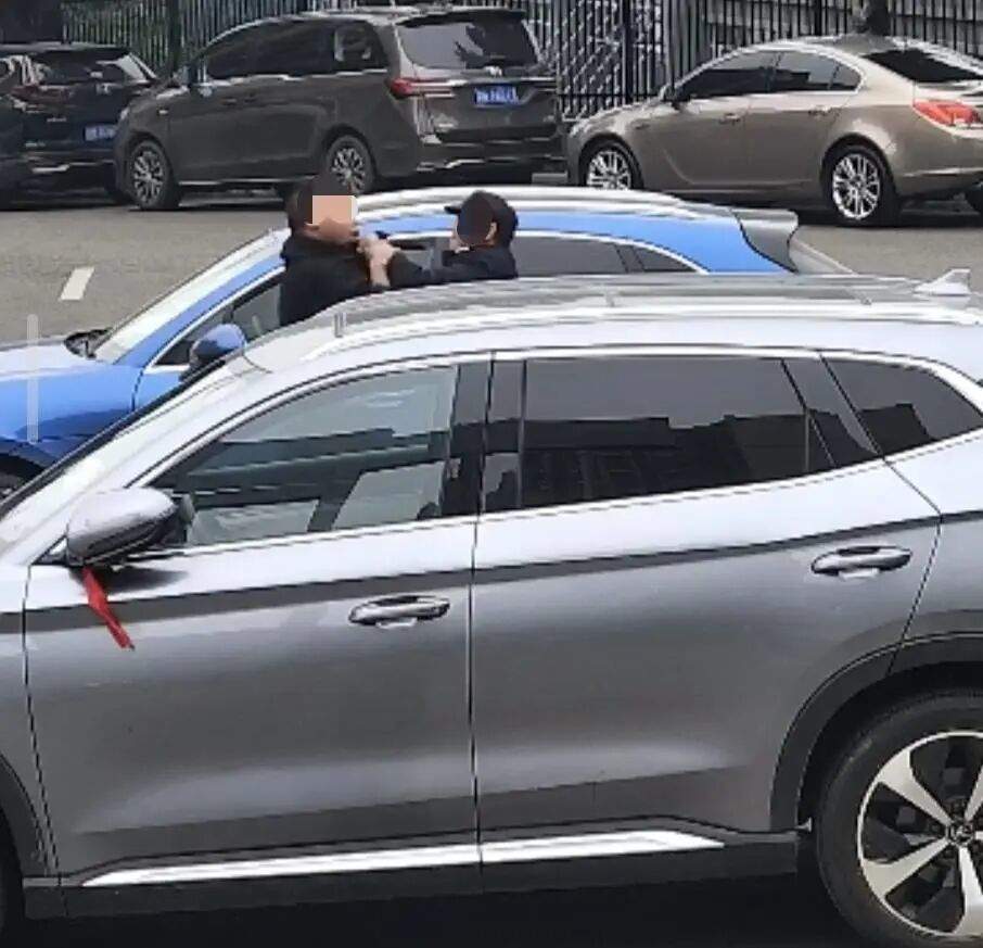 20多岁男子开着保时捷，在多个小区疯狂盗窃190余块电瓶被拘，车系父母所购，本意是帮助他当上“一名开豪车的顺风车司机”