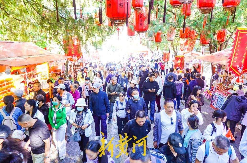 千佛山迎登山人潮 游客登高赏秋欢度国庆